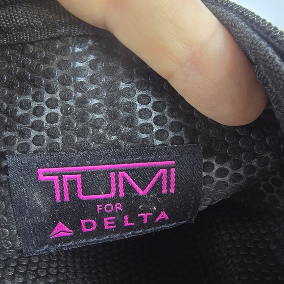 Tumi Delta Airlines Amenity Kit Gray And Black Slim Zipper Mesh Inside - Picture 5 of 6